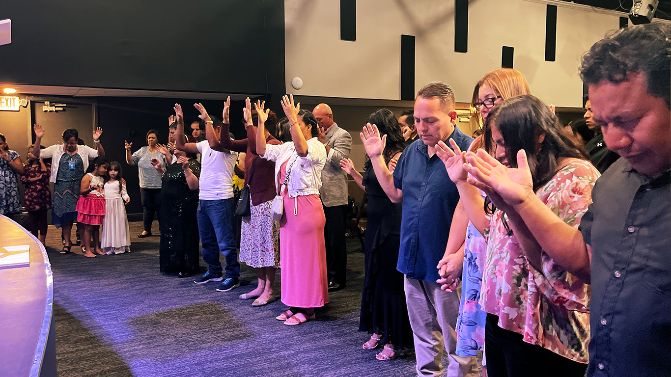 Reuniones y culto en Dios Es Fiel Ministry en Lehigh Acres Florida